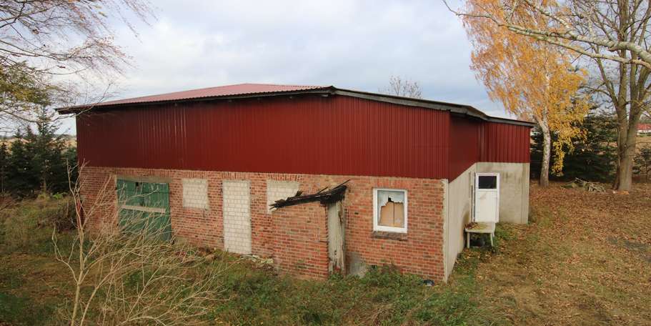 Das Land Mecklenburg-Vorpommern verkauft ein leerstehendes Wohnhaus mit Stall-/ Scheunengebäude. © 2023 Thomas Hinrichs