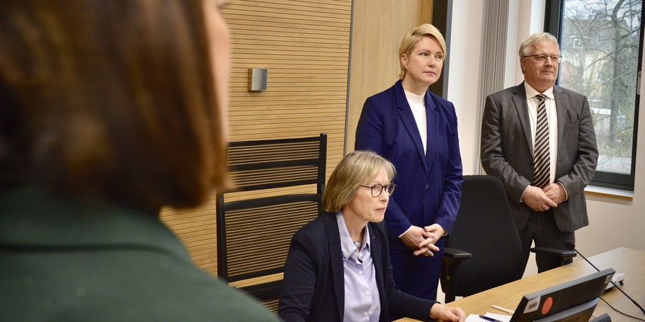 Ministerpräsidentin Manuela Schwesig besucht einen digital ausgestatteten Gerichtssaal im Justizzentrum Greifswald. © 2024 Ministerium für Justiz, Gleichstellung und Verbraucherschutz M-V