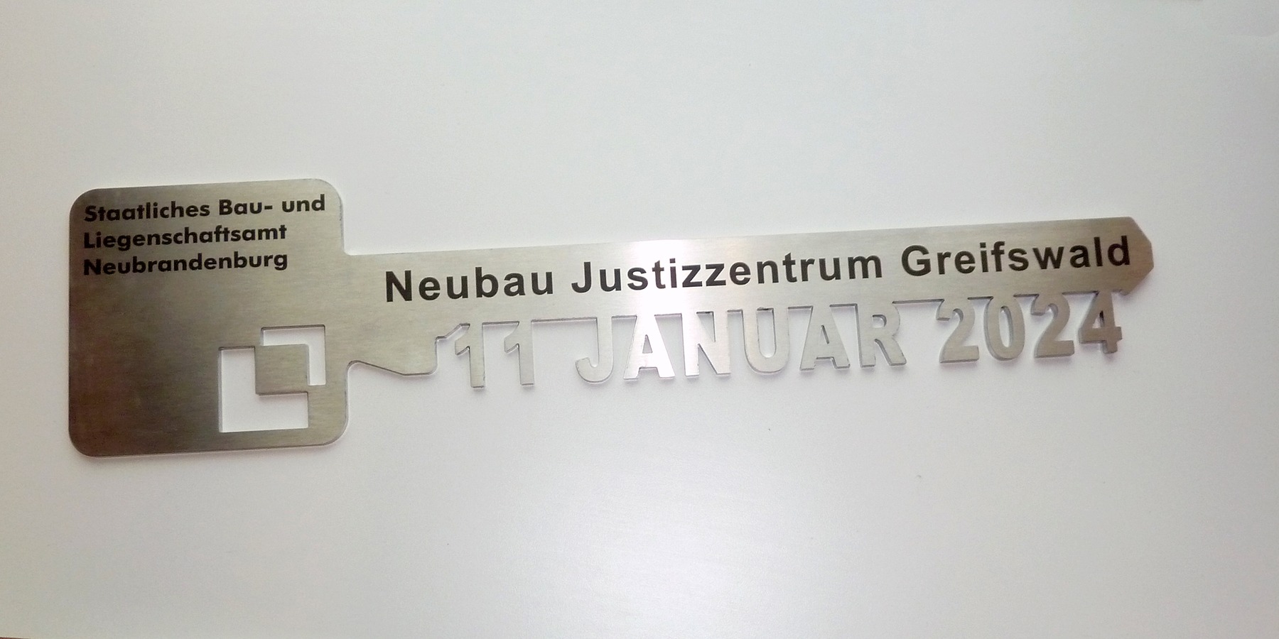 Der Schlüssel zur feierlichen Übergabe des Justizzentrums Greifswald. © 2023 Staaliches Bau und Liegenschaftsamt Neubrandenburg