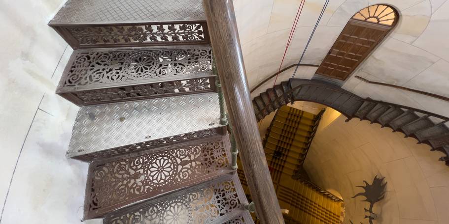 Vor dem Tausch: gusseiserne Treppe hier noch mit Platzhalter aus Aluminium (Mitte). © 2023 Christian Hoffmann (sbl-mv / Finanzministerium MV)