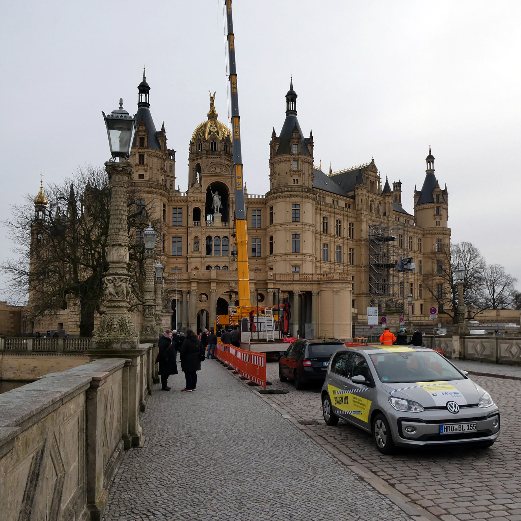 Vor dem Schweriner Schloss ist der Kran bereitgestellt © 2024 SBL Schwerin