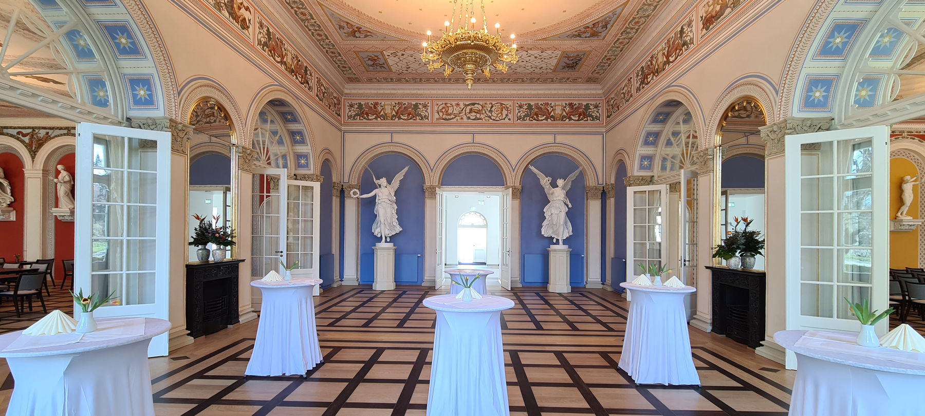 Der Blaue Saal ist bereit zum Empfang. © 2024 SBL Neubrandenburg