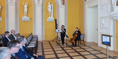 Carolin Paschen (Klarinette) und Mathias Bayer (Cello) bei einem weiteren Ständchen. © 2024 SBL Neubrandenburg