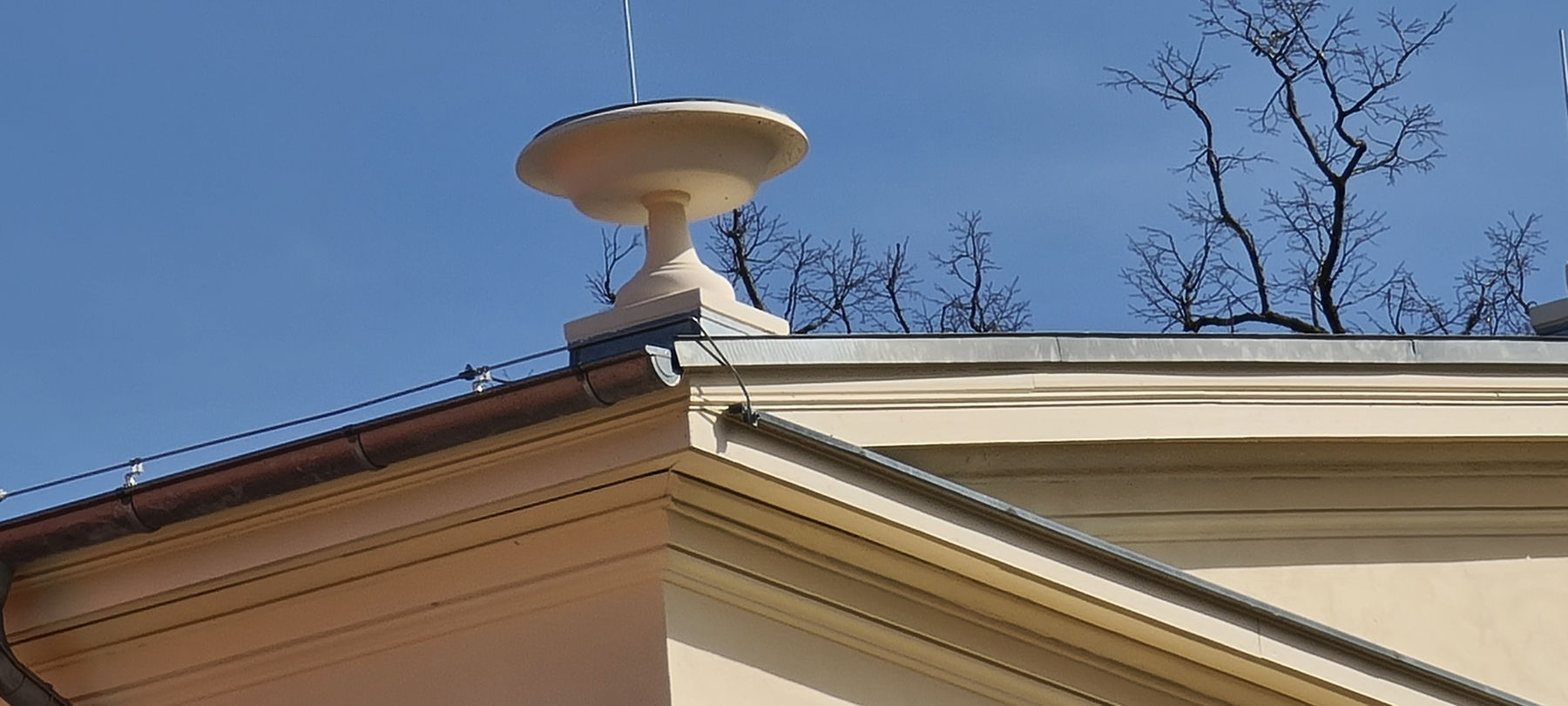 Blick auf die wieder ergänzte Vase auf dem Dach. © 2024 SBL Neubrandenburg