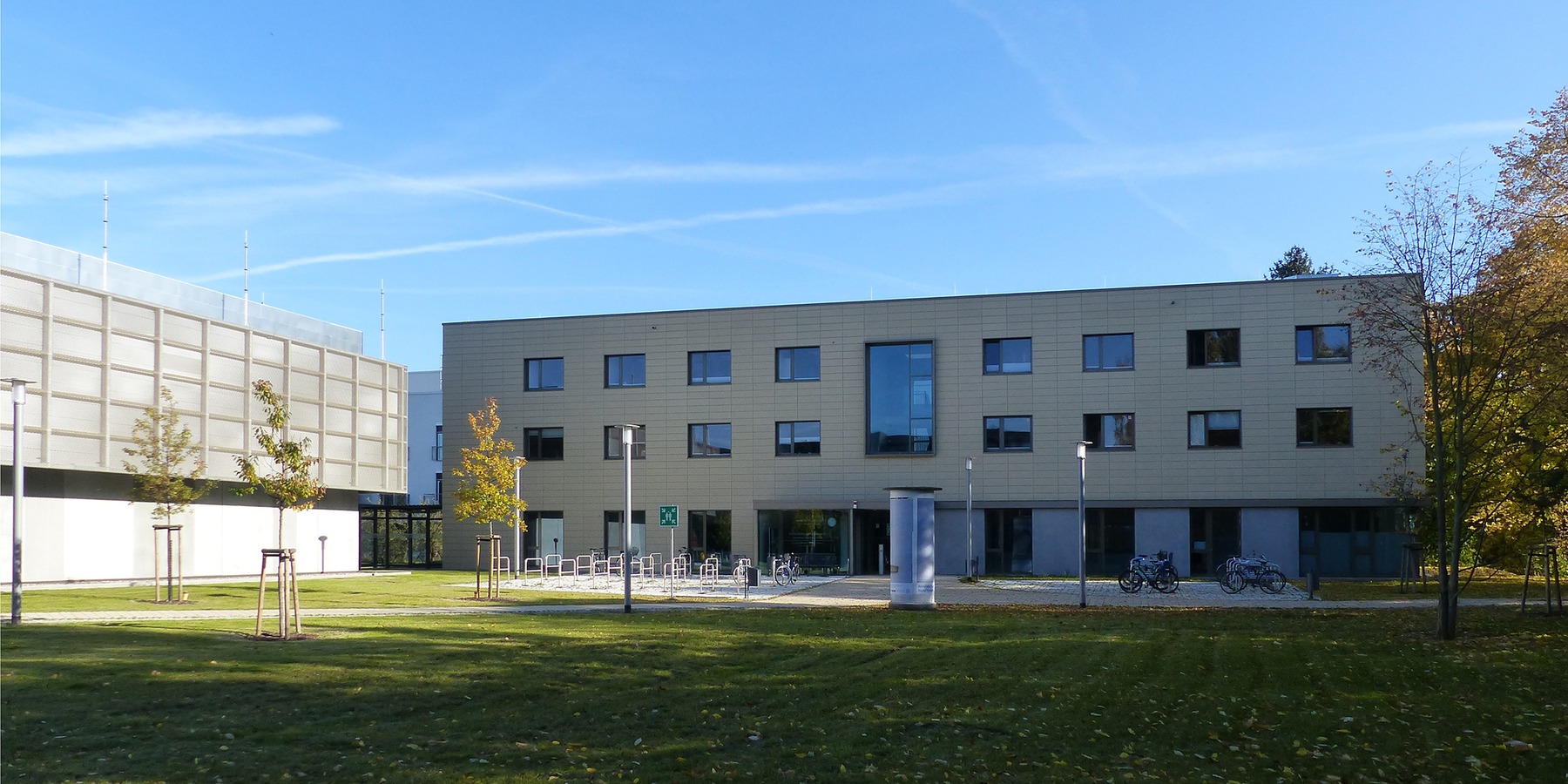 Blick aus Südwesten auf das neue Universitätsrechenzentrum - links das Rechnergebäude, rechts das Seminar- und Verwaltungsgebäude © 2021 SBL Greifswald