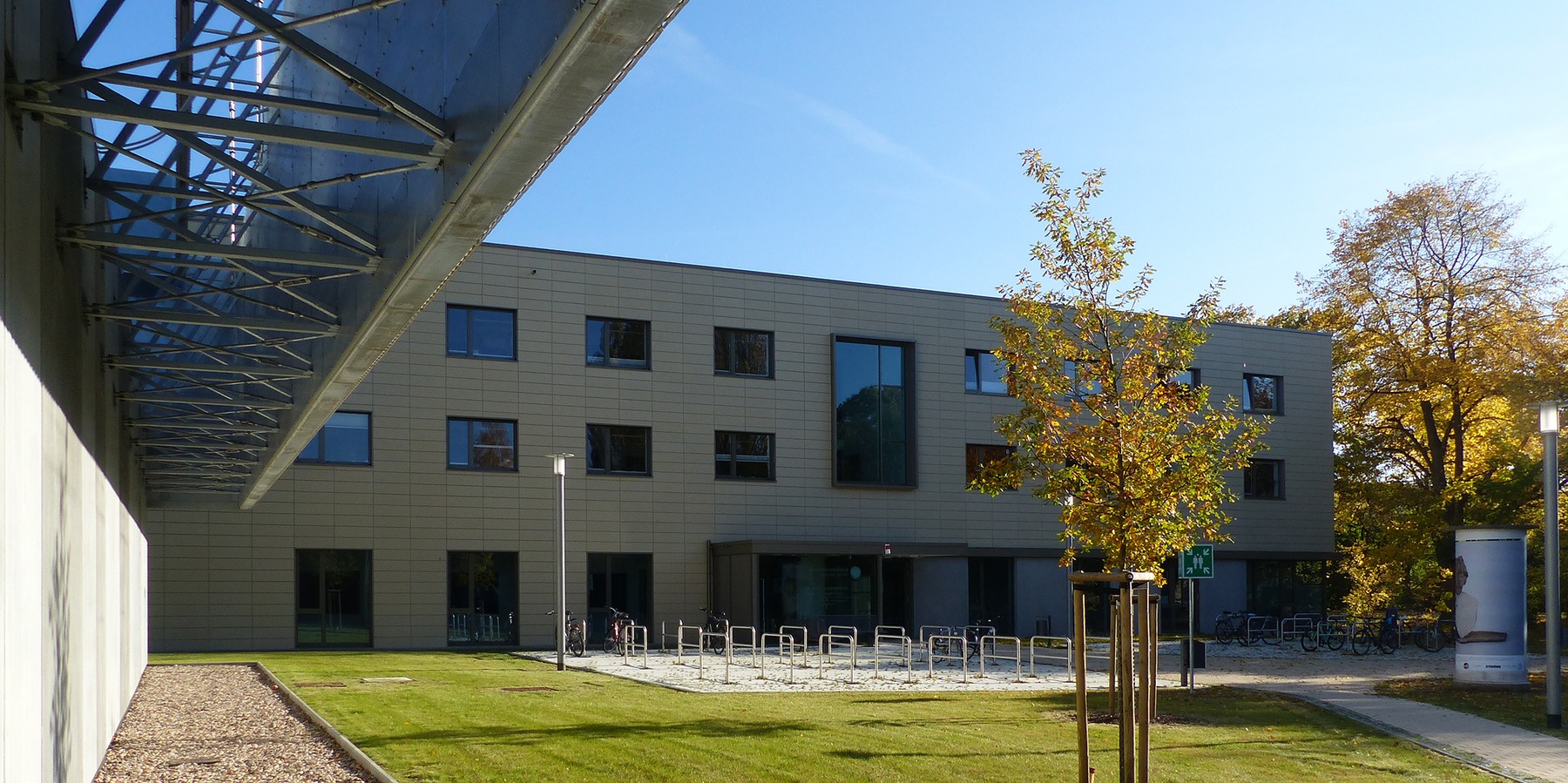 Blick aus Westen auf das neue Universitätsrechenzentrum - rechts das Seminar- und Verwaltungsgebäude © 2021 SBL Greifswald