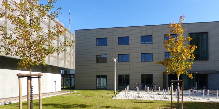 Blick aus Westen auf das neue Universitätsrechenzentrum - links das Rechnergebäude, rechts das Seminar- und Verwaltungsgebäude © 2021 SBL Greifswald