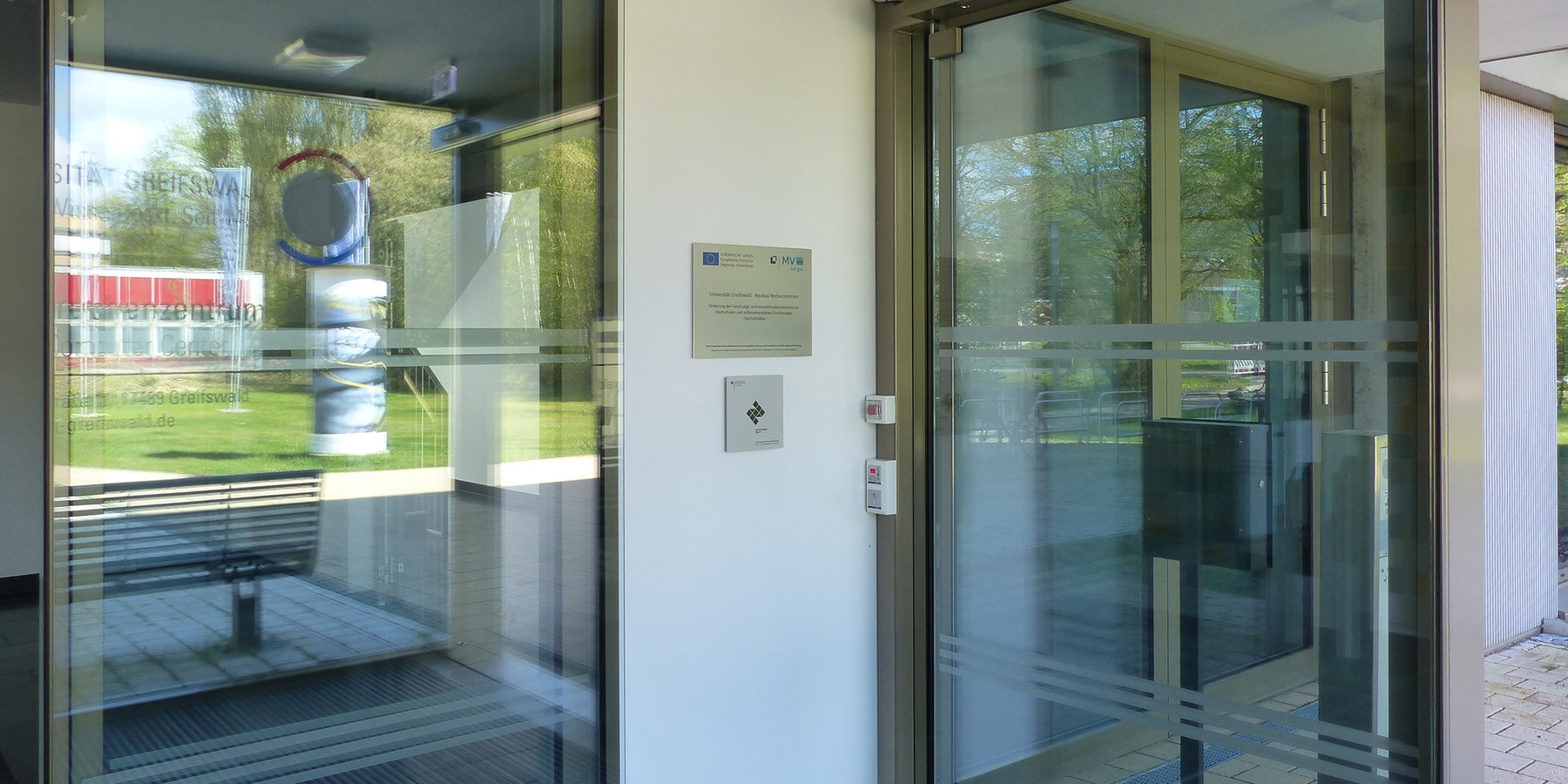 Die BNB-Silber-Plakette wurde gut sichtbar im Eingangsbereich, unterhalb der Infotafel zum EFRE-Förderprogramm, angebracht © 2024 SBL Greifswald