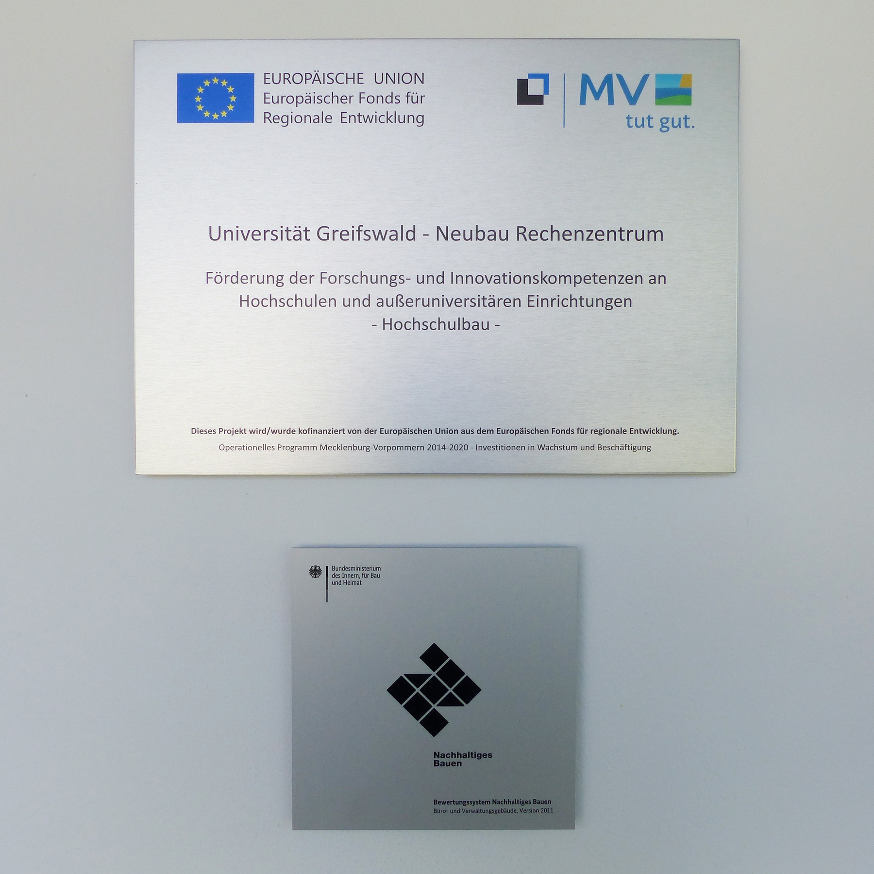 Die BNB-Silber-Plakette wurde gut sichtbar im Eingangsbereich, unterhalb der Infotafel zum EFRE-Förderprogramm, angebracht © 2024 SBL Greifswald