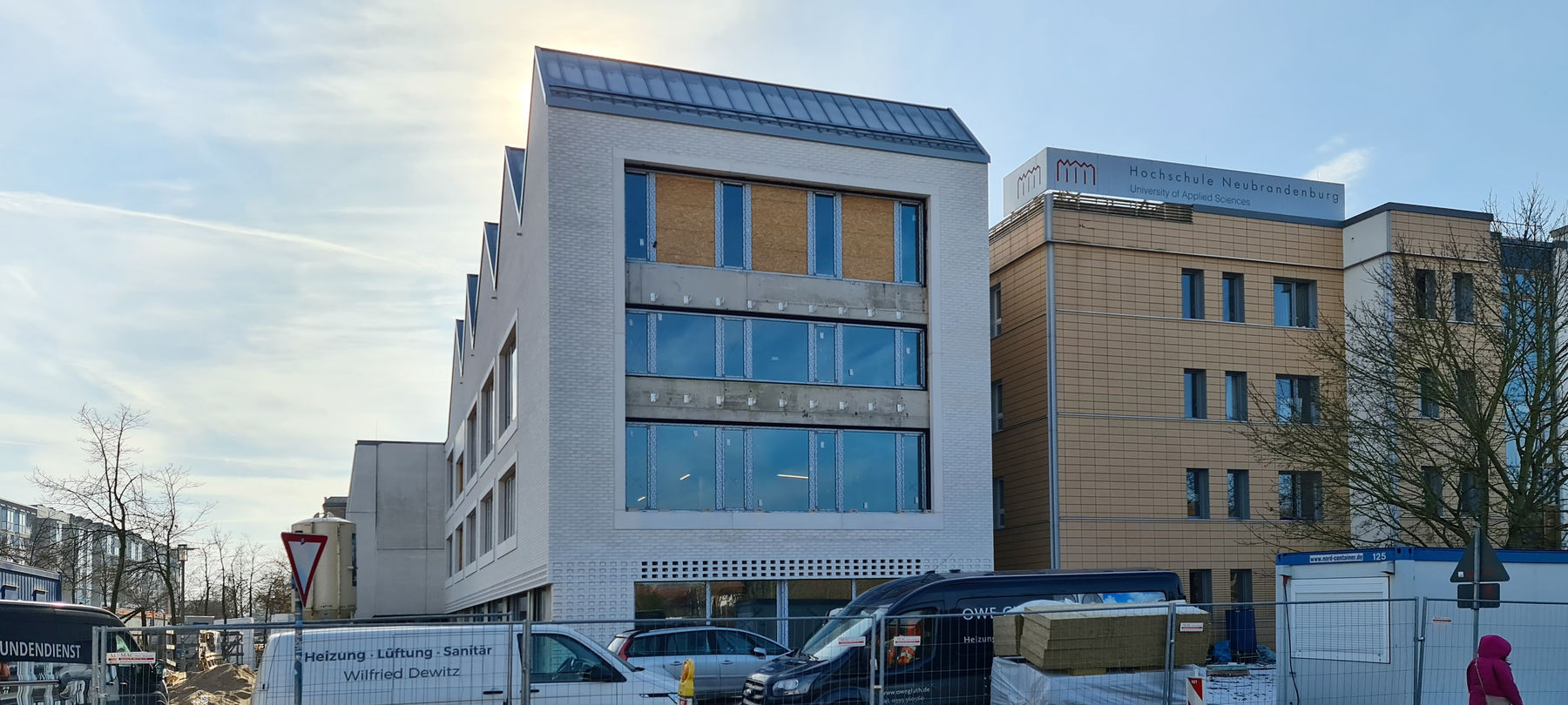 Blick auf das große aus Einzelelementen zusammengesetzte Bibliotheksfenster © 2025 SBL Neubrandenburg