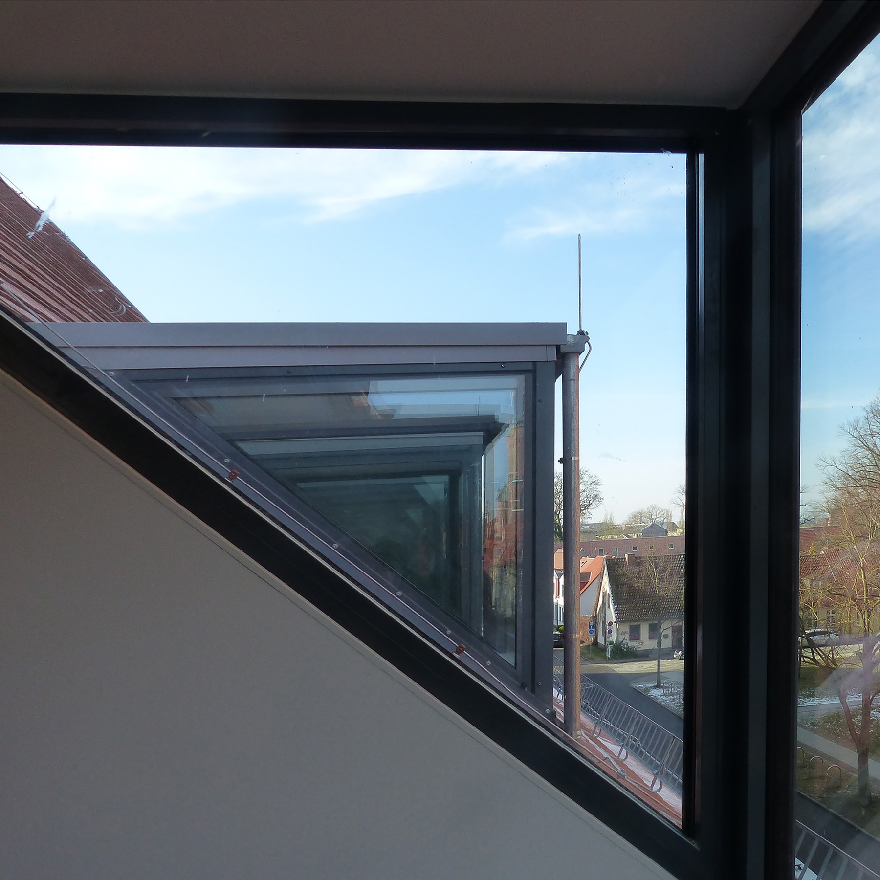 Zur ausreichenden Belichtung der geplanten Büroräume im Dachgeschoss werden in der Domstraße 9 neue Gauben als schmale Stahlkonstruktion mit verglasten Seitenflächen vorgesehen © 2025 SBL Greifswald