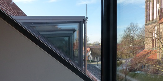 Zur ausreichenden Belichtung der geplanten Büroräume im Dachgeschoss werden in der Domstraße 9 neue Gauben als schmale Stahlkonstruktion mit verglasten Seitenflächen vorgesehen © 2025 SBL Greifswald