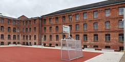 Blick auf das sanierte Hafthaus B mit Freistundenhof © 2025 SBL Neubrandenburg