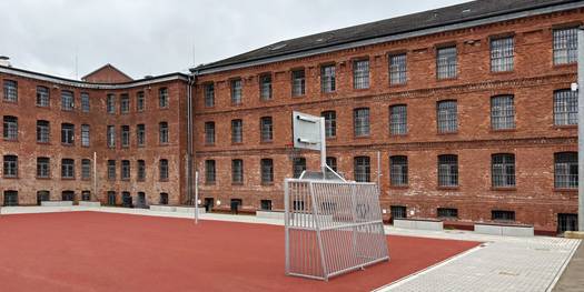 Blick auf das sanierte Hafthaus B mit Freistundenhof © 2025 SBL Neubrandenburg
