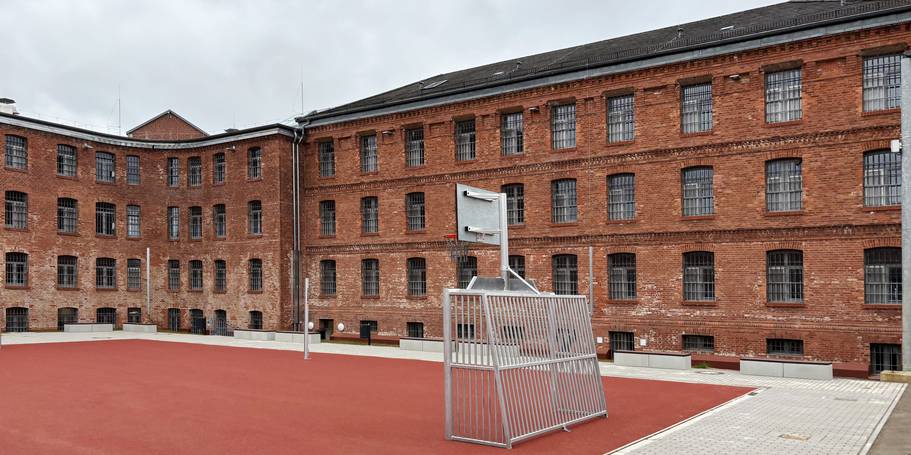 Blick auf das sanierte Hafthaus B mit Freistundenhof © 2025 SBL Neubrandenburg