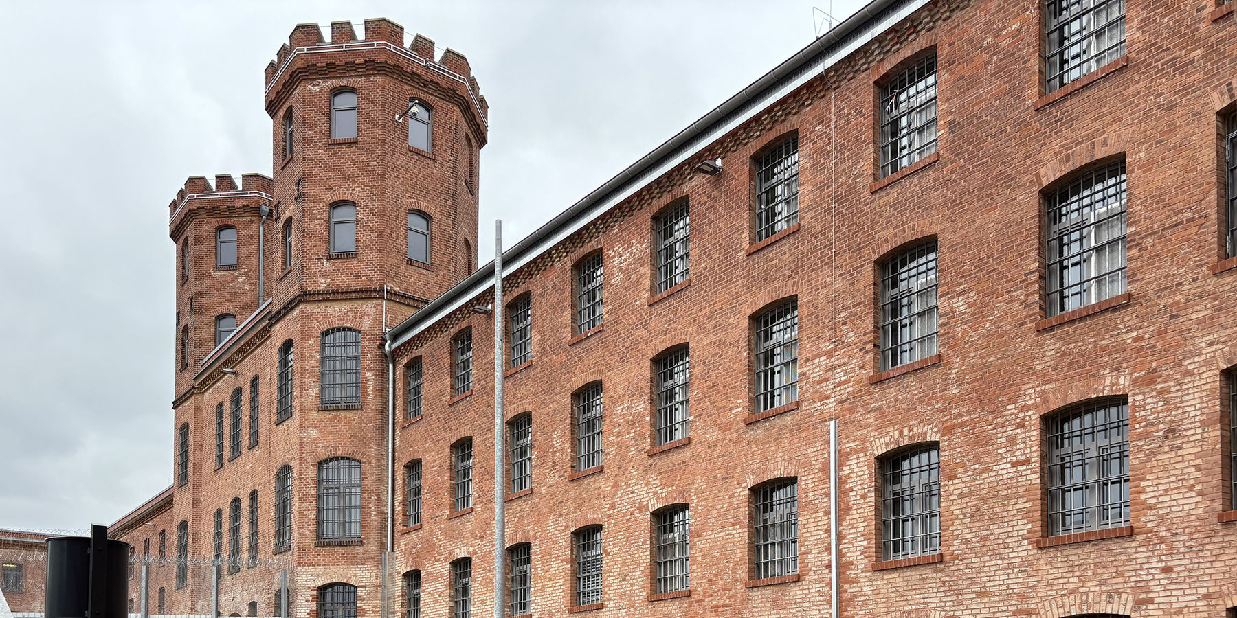 Fassade des Hafthauses B © 2025 SBL Neubrandenburg