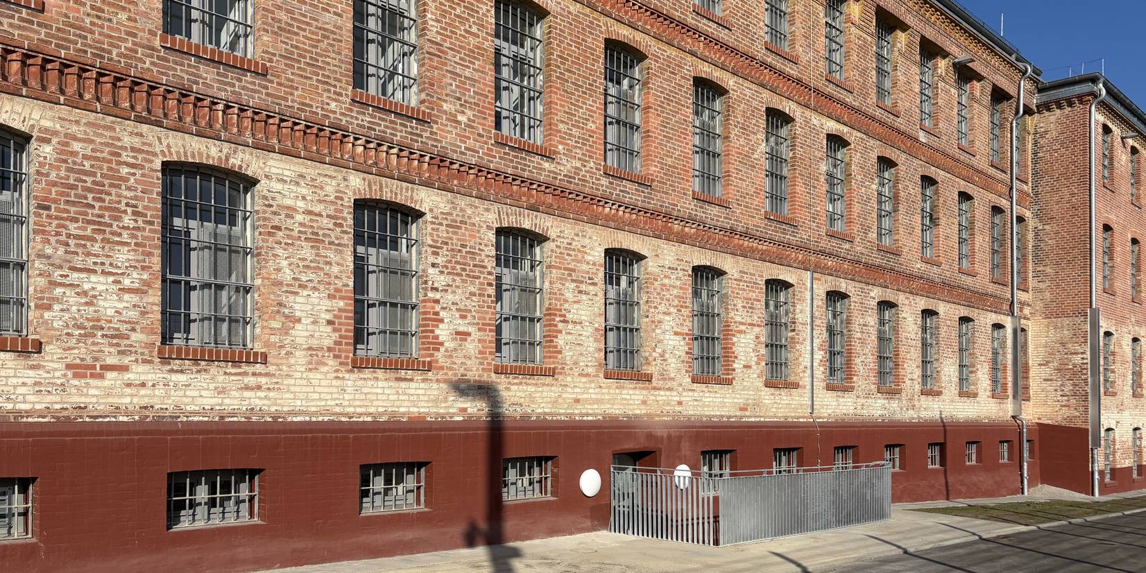 Fassade des Hafthauses B © 2025 SBL Neubrandenburg