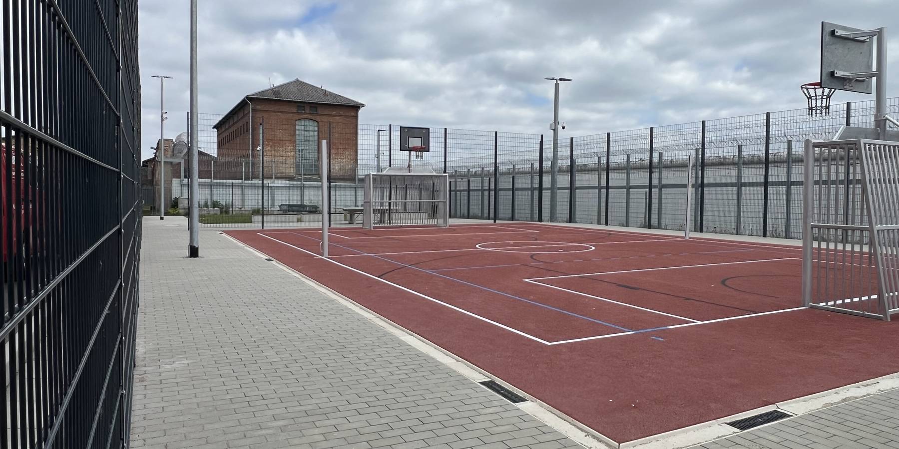 Kleinspielfeld der Frauen mit Kunststoffbelag © 2025 Staatliches Bau- und Liegenschaftsamt Neubrandenburg