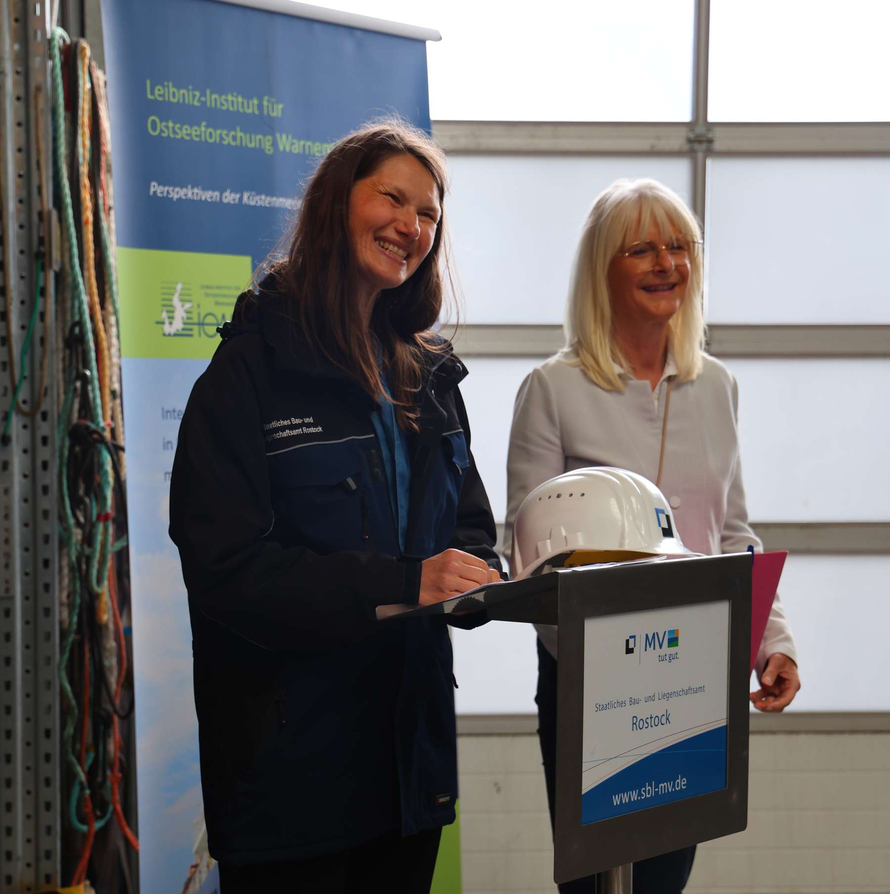 Vor dem Hintergrund  langjähriger konstruktiver Zusammenarbeit starten Carmen-Alina Botezatu, Leiterin des Staatlichen Bau- und Liegenschaftsamtes (SBL), IOW-Verwaltungsleiterin Beatrix Blabusch auch dieses Projekt gemeinsam © 2025 Sabrina Scholz / WKM