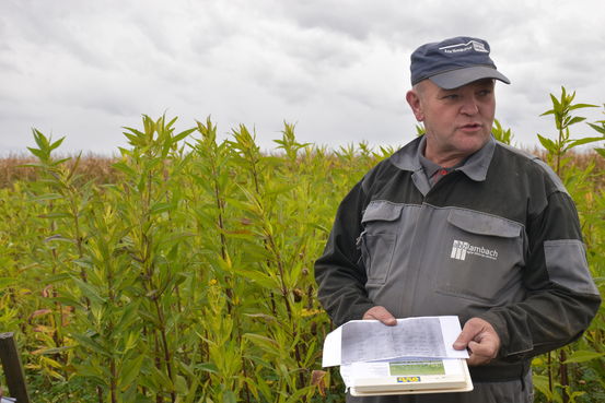 Franz Kastenhuber beim Erfahrungsaustausch zu seinen Versuchsflächen..jpg
