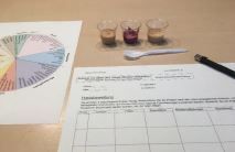 Prüfformular und Proben mit Aroma-Rad.jpg