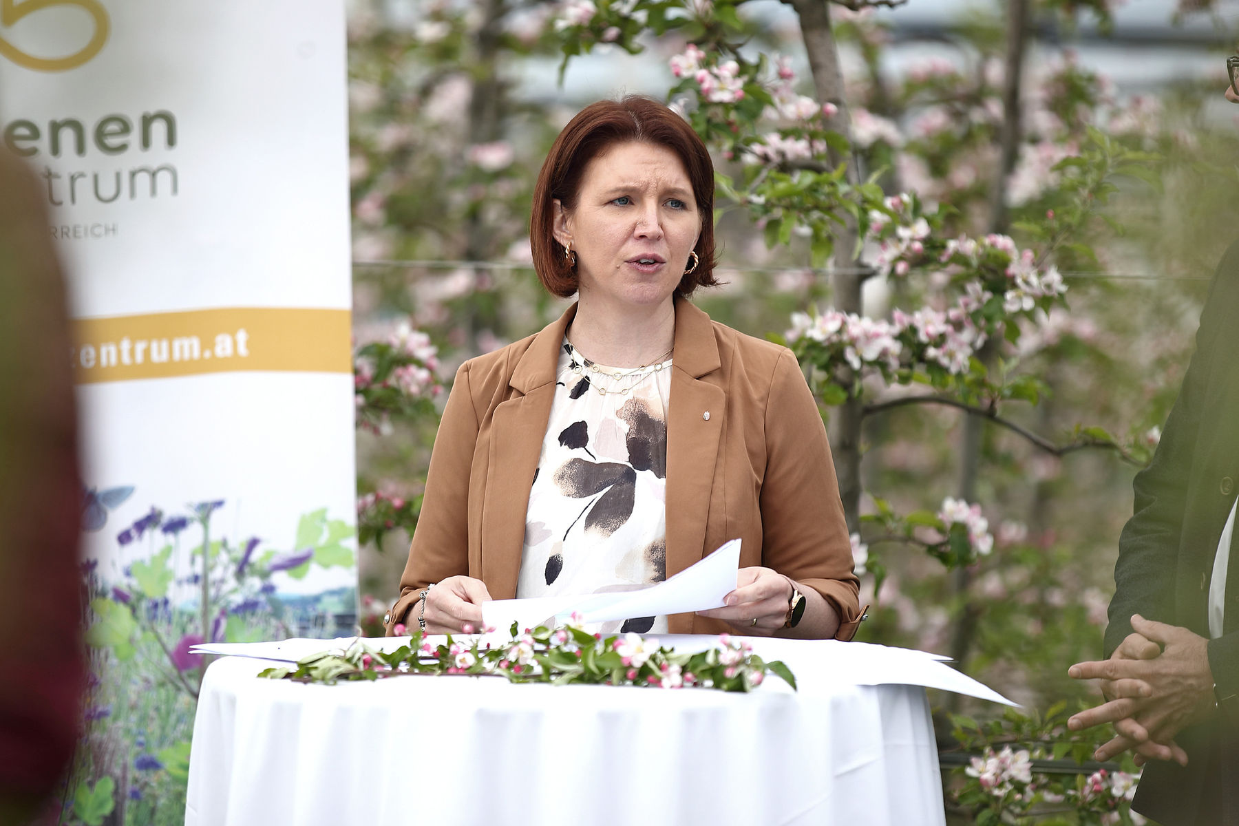v.l.: Agrar-Landesrätin Michaela Langer-Weninger.jpg