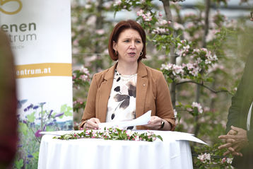 v.l.: Agrar-Landesrätin Michaela Langer-Weninger.jpg