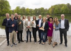 Manfred und Kathrin Hohensinner mit den BienenbotschafterInnen und ProjektpartnerInnen..jpg