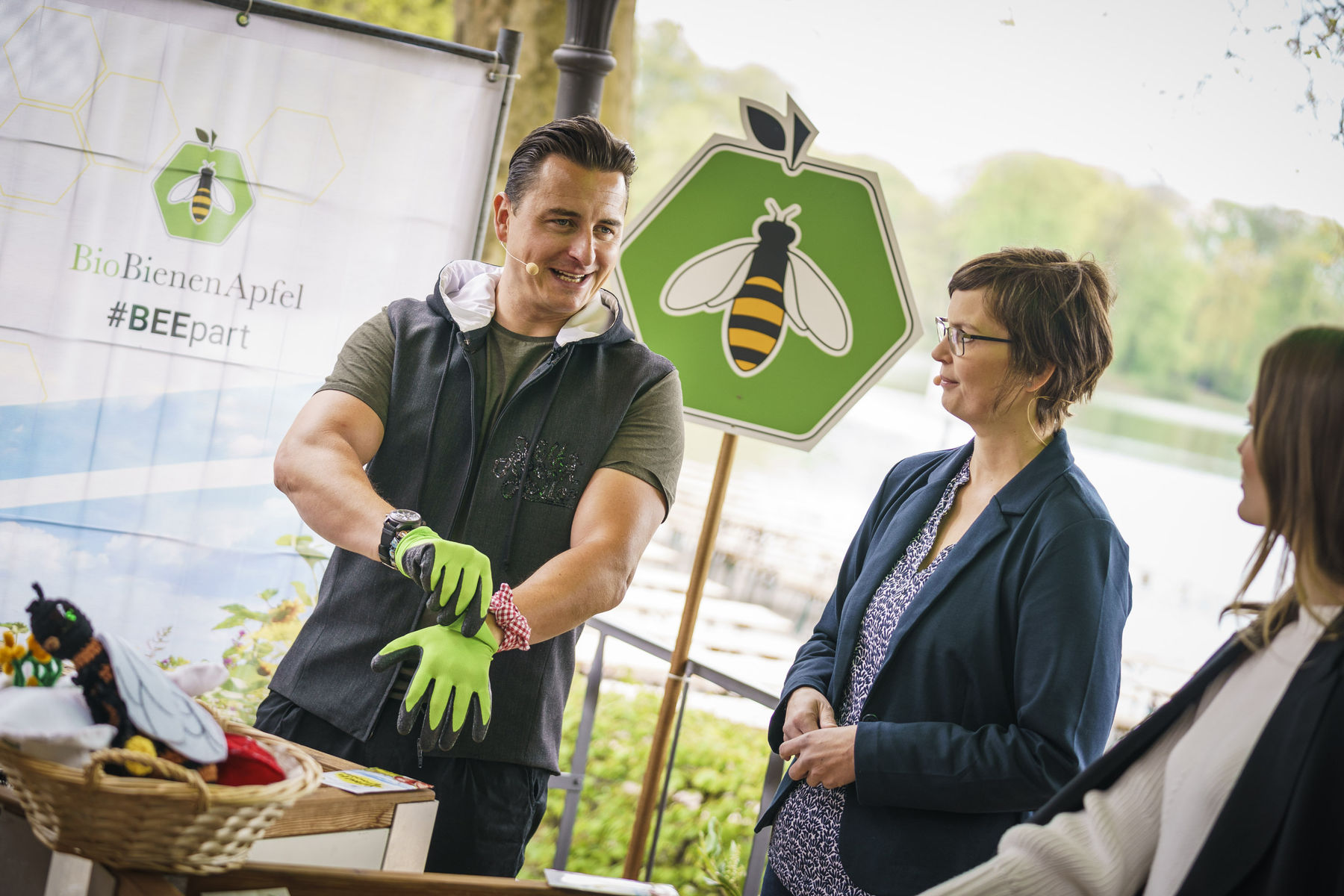 Anlage eines Blumenkisterl mit regional zertifiziertem Saatgut..jpg