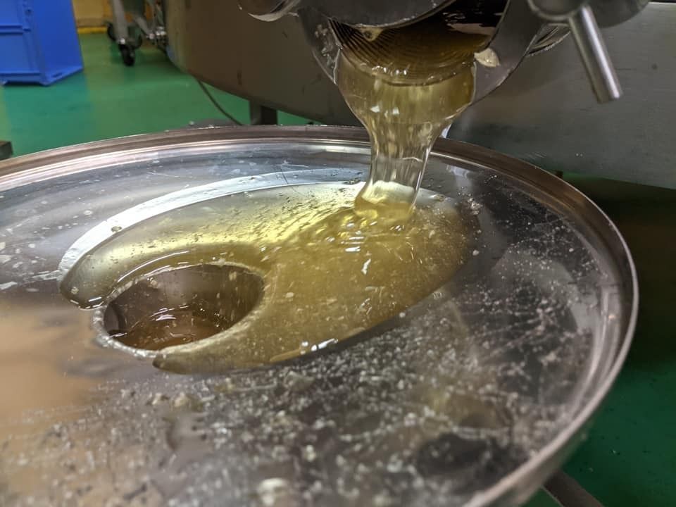 Die Frühjahrsblütenernte lässt die Imkerherzen nach dem bitteren Frühjahr 2021 endlich wieder höherschlagen. Die Honigschleudern wurden vielerorts in den letzten Tagen wieder in Betrieb genommen und es wird reichlich geschleudert. .jpg