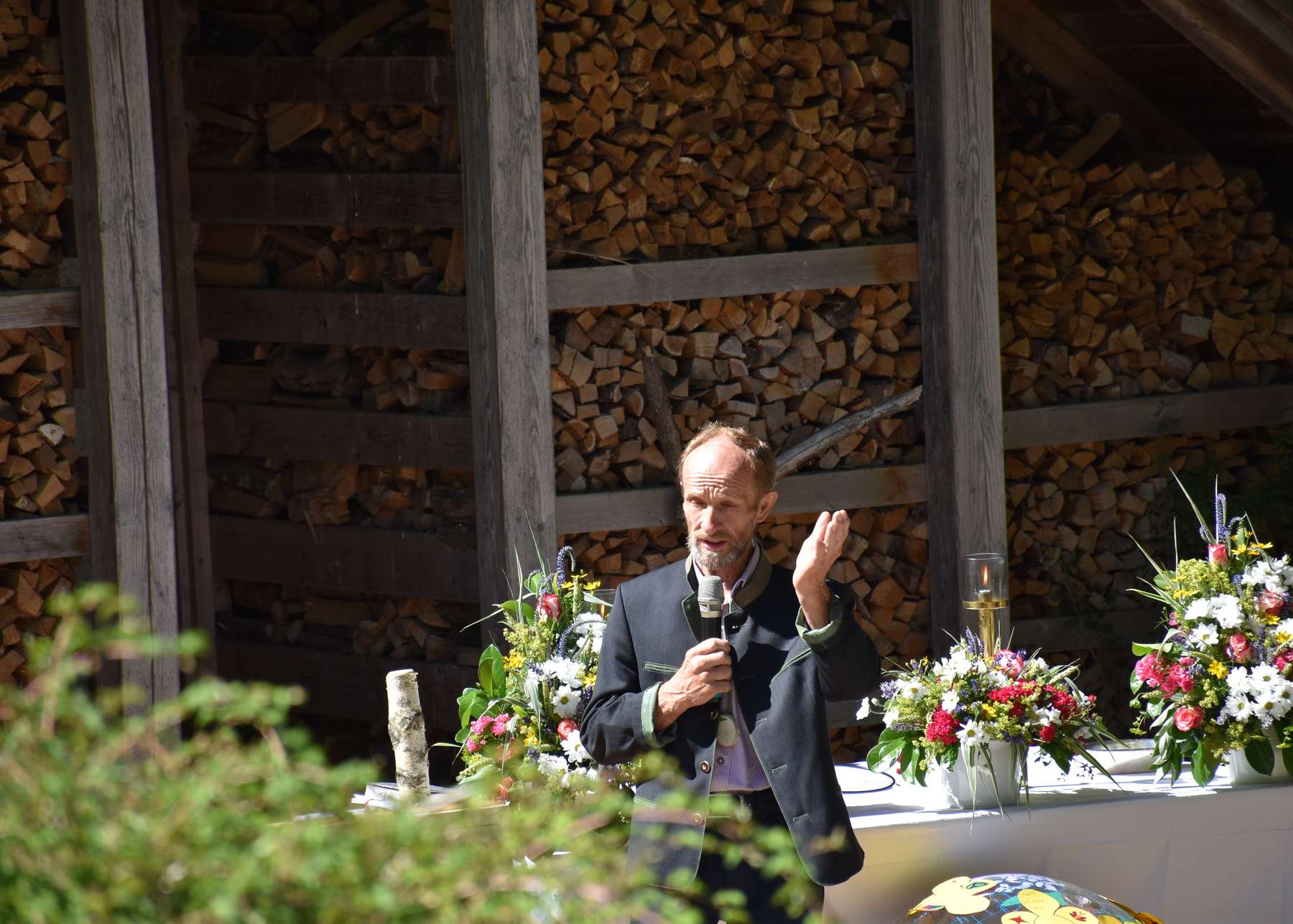 Veranstalter und Gastgeber Josef Voglsperger bei der Eröffnung..jpg