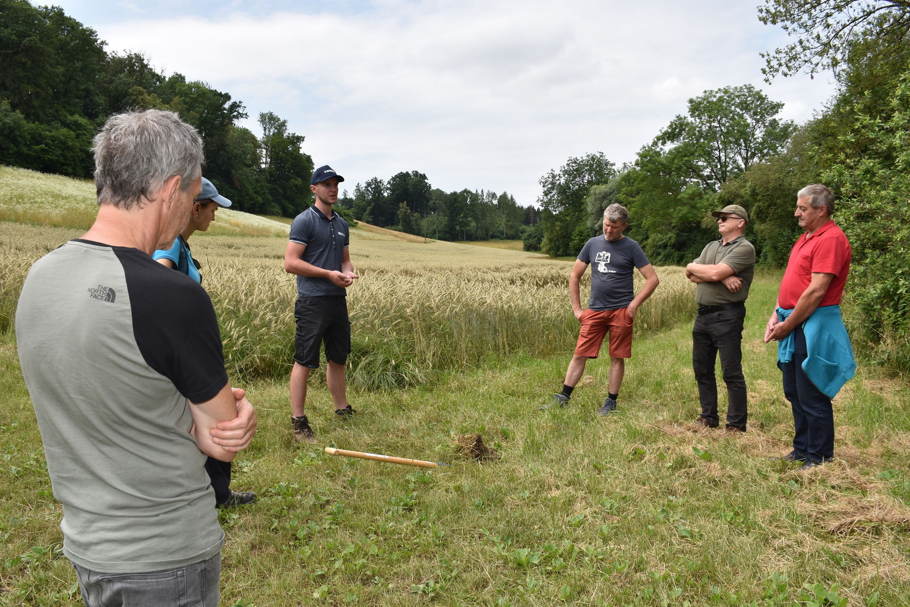 Interessierte Teilnehmer*innen beim Rundgang.jpg