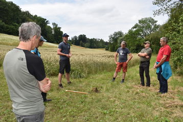 Interessierte Teilnehmer*innen beim Rundgang.jpg