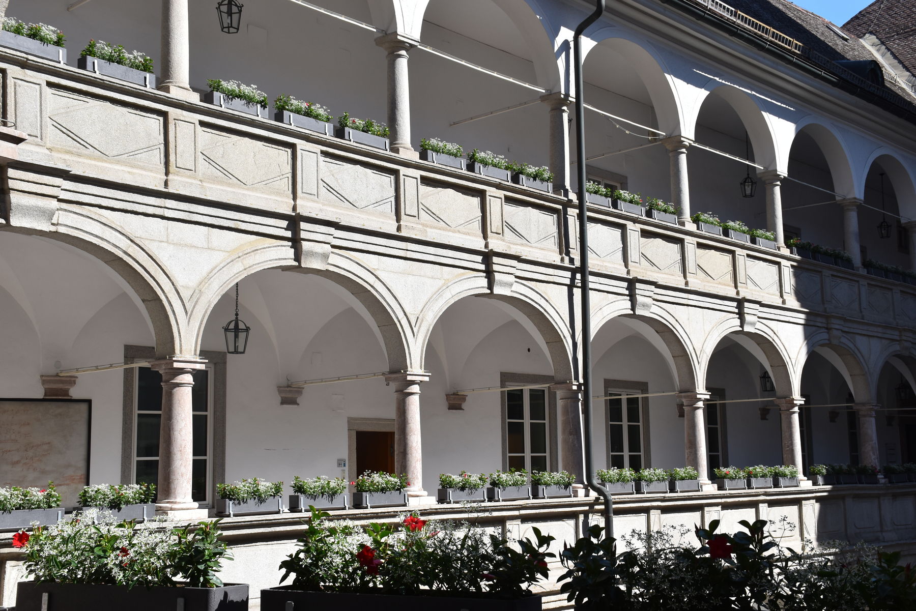 Das Landhaus wird zum Bienengarten.jpg