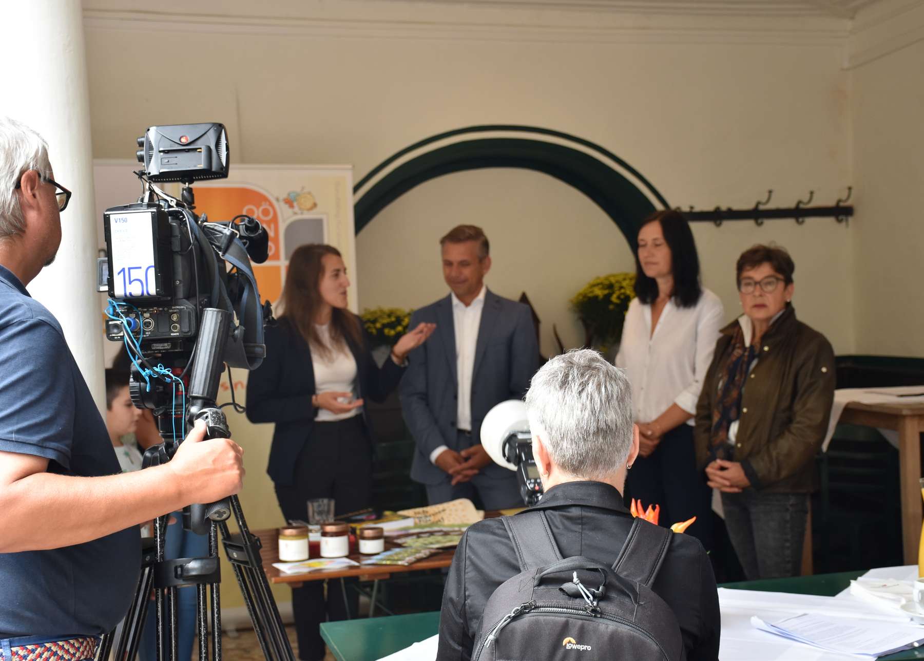Pressekonferenz mit Jugend-Landesrat Wolfgang Hattmannsdorfer, Ana Aigner (GF Familienbund OÖ), Michaela Sommer (Ideenstifterin).jpg