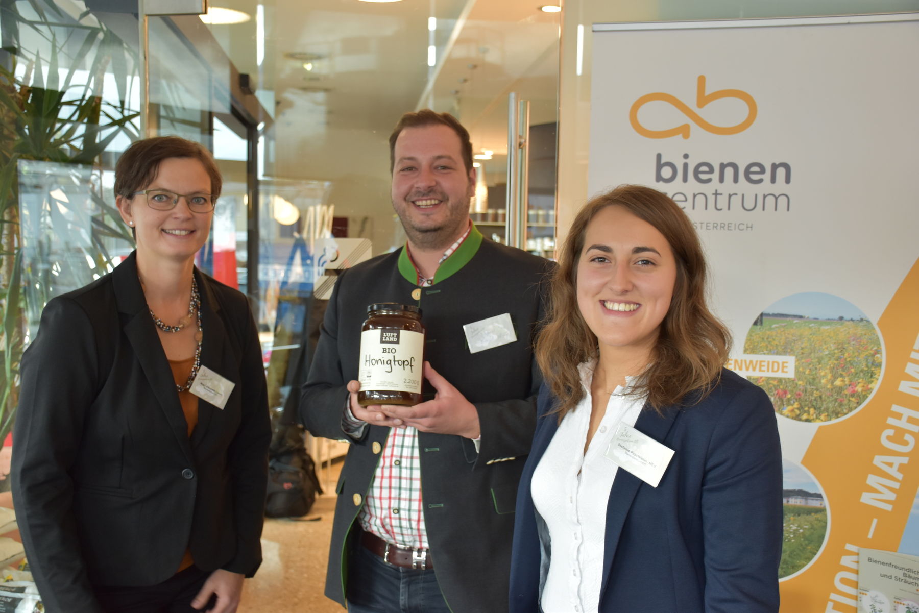 Der glückliche Gewinner des Quizes zu "So gut kenn ich das Bienenzentrum OÖ"..jpg