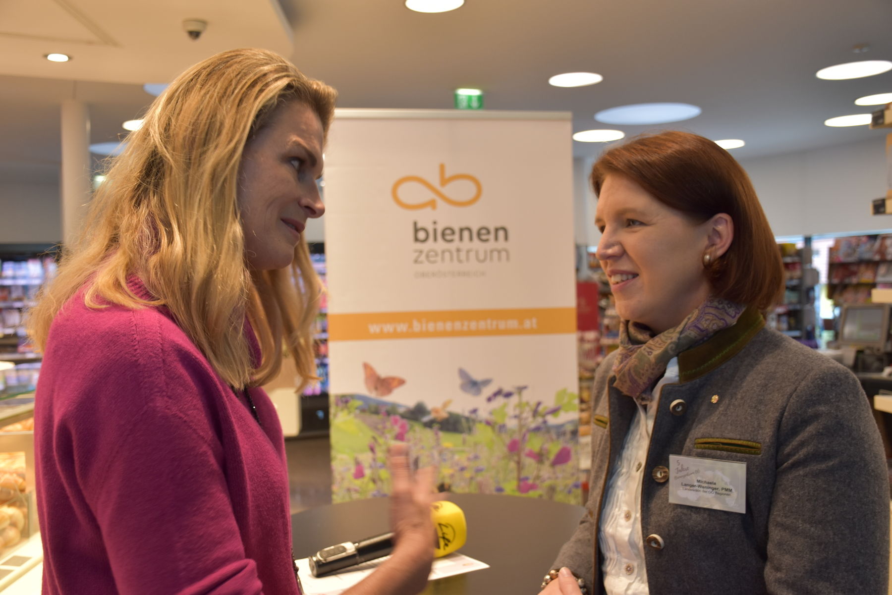 Landesrätin Michaela Langer-Weninger im Austausch..jpg