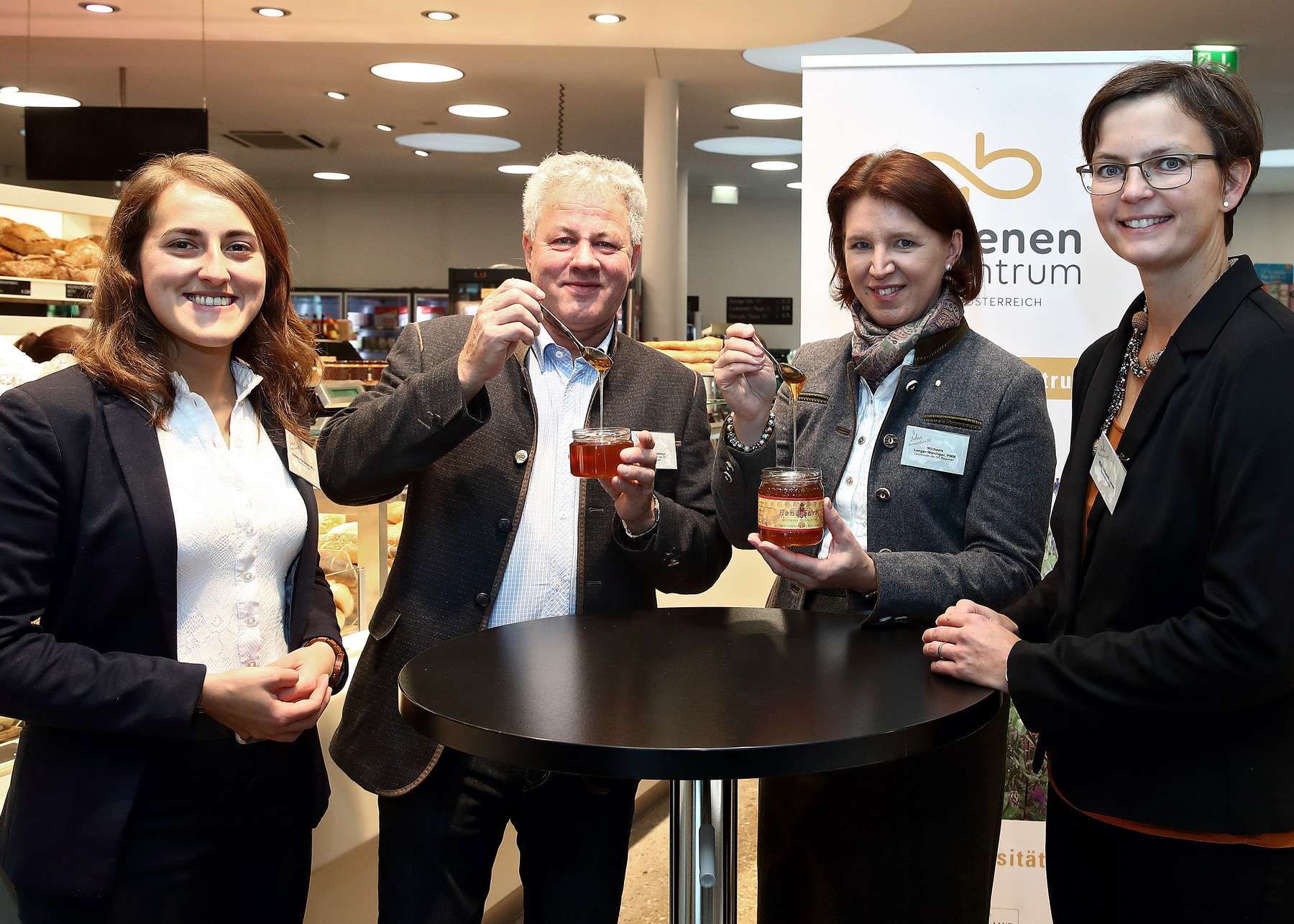 Ein Hoch auf das Bienenzentrum OÖ!.jpg