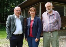 Herbert Vitzthum, Präsident des OÖ. Landesverbandes für Bienenzucht, Elisabeth Lanzer, Leiterin des Bienenzentrums OÖ, Konrad Sauerschnig, 1. Vizepräsident des OÖ. Landesverbandes für Bienenzucht.jpg