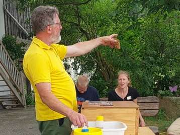 Stefan Etzelstorfer erklärt, was er in einem Bienenvolk alles sieht .jpg