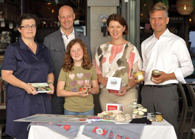 Seminarbäuerin Monika Stelinger, Familienbund OÖ-Obmann Vizebürgermeister Martin Hajart, Agrar-Landesrätin Michaela Langer-Weninger, Jugend-Landesrat Wolfgang Hattmannsdorfer präsentieren eine Station der Natur:Werkstatt 2023.