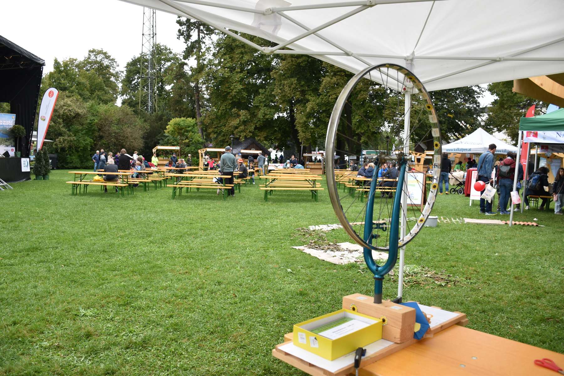 Blick auf die Bühne und umliegende Stände .jpg