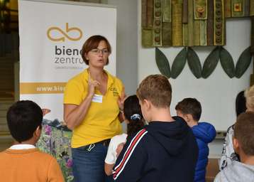 Elisabeth erklärt.jpg