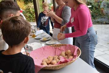 Kinder verkosten Blüten- und Waldhonig auf den selbt gebackenen Weckerl.jpg