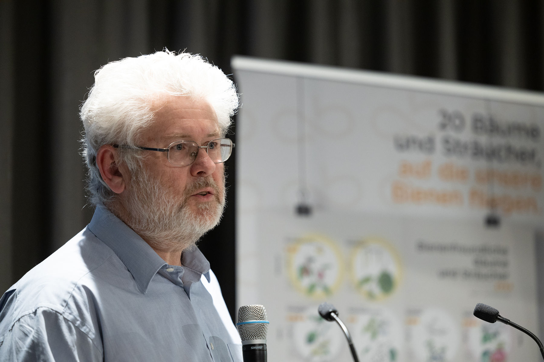 Hauptreferent Dr. Matthias Kopetzky erklärt in seinen Ausführungen, warum es wichtig ist, als Konsument zu wissen, wo der Honig herkommt Land OÖ-Krenn.jpg