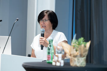 Hauptreferentin Susanne Wimmer betont in ihrem Vortrag-  -Honig aus den Regionen Österreichs bedeutet Natur, Regionalität, und Heimat- Land OÖ-Krenn.jpg