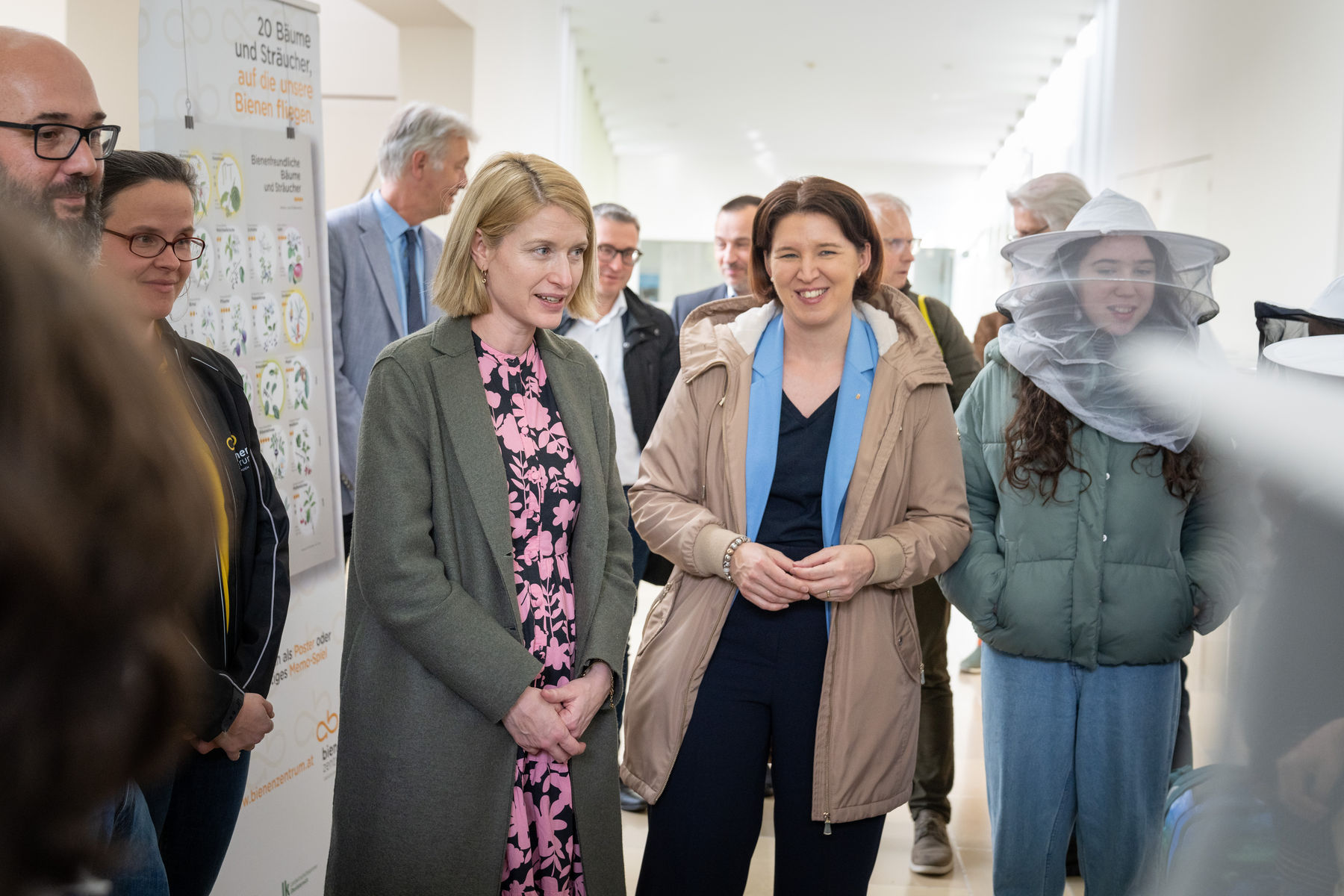 LH-Stv.in Christine Haberlander und LR Michaela Langer-Weninger sind sich einig: Die neue Wildblumenwiese wird das Kuk zum Erblühen bringen und setzt - so kurz vorm Weltbienentag - auch ein starkes Zeichen für die Artenvielfalt..jpg