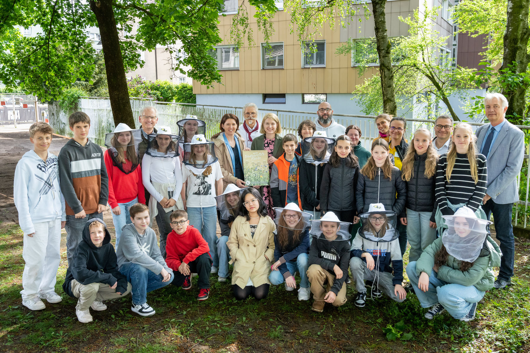 Schülerinnen und Schüler der 2. Klasse des Kevenhüller-Gymnasiums mit LR Langer-Weninger und Landeshauptmann-Stv. Christine Haberlander, dem Bienenzentrum OÖ und weiteren Vertretern des KUK's. .jpg
