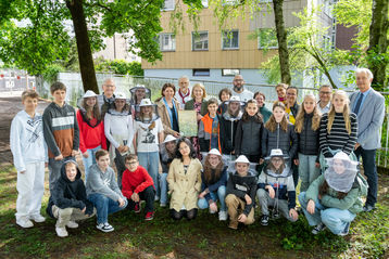 Schülerinnen und Schüler der 2. Klasse des Kevenhüller-Gymnasiums mit LR Langer-Weninger und Landeshauptmann-Stv. Christine Haberlander, dem Bienenzentrum OÖ und weiteren Vertretern des KUK's. .jpg