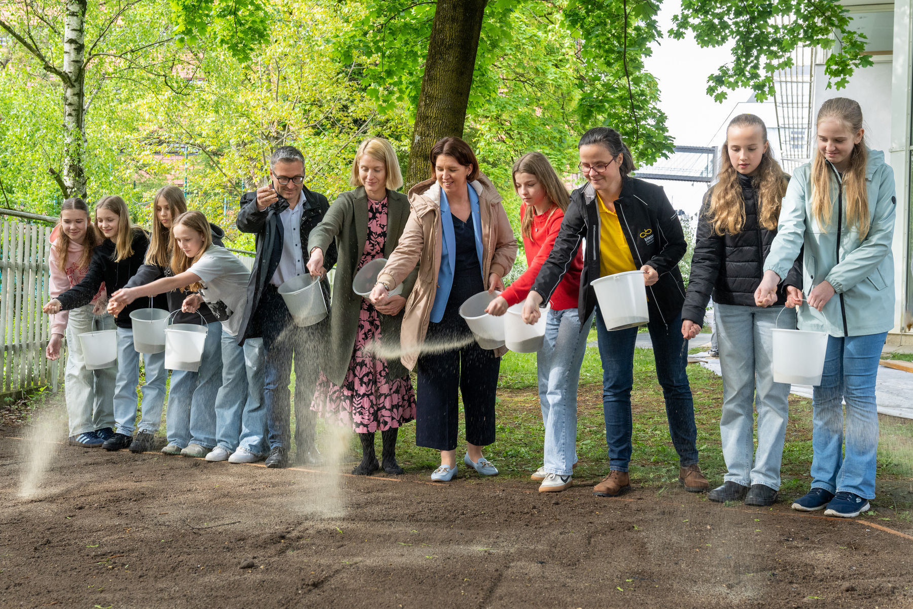 Unter der fachkundigen Begleitung vom Bienenzentrum OÖ und KUK-Betriebsgärtnerei haben Schülerinnen und Schüler des Kevenhüller-Gymnasiums eine neue Blühfläche für Biene Maya und ihre Freunde angelegt. .jpg